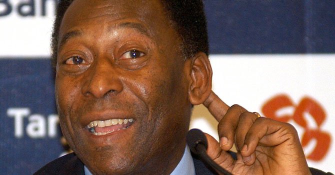 Pelé sale del hospital en Sao Paulo