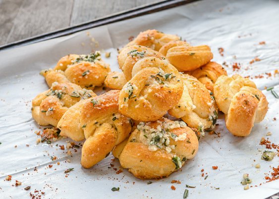Nuditos de queso y hierbas
