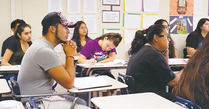 Más graduados latinos, aunque persiste la brecha entre grupos de escolares de minoría
