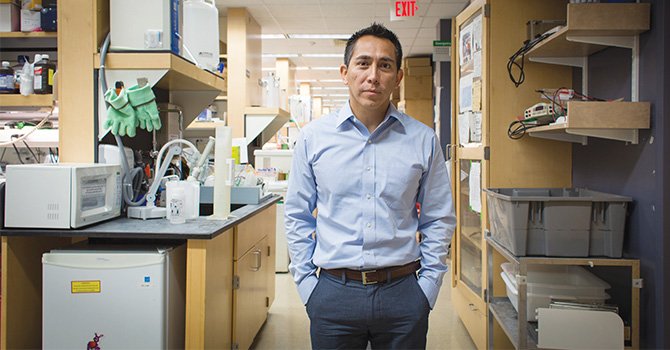 Por aportes a la cura del cáncer científico peruano recibe prestigioso premio que anualmente honra a inmigrantes destacados