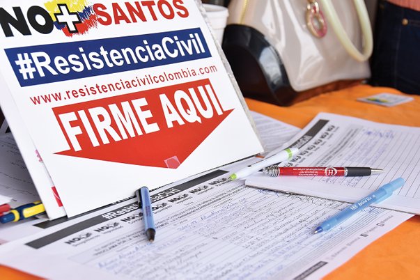 Recogen firmas en contra de Santos