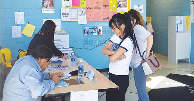 Celebran aprobación; maestros, de las Proposiciones 55 y 58, que favorecen la salud de los niños y la educación bilingüe en CA