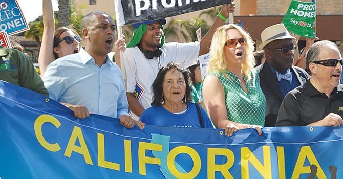 Defiende a Maestros, Dolores Huerta, durante una Conferencia de Prensa, en la ciudad de Los Ángeles