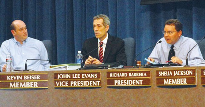 Desafían a DeVos, el Presidente y Vicepresidente de la Junta de SDUSD respecto a la Educación Pública