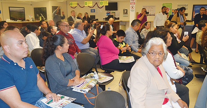 Divide a hispanos el nuevo gobierno federal, revela encuesta de Pew Research Center; les preocupa el rumbo del país