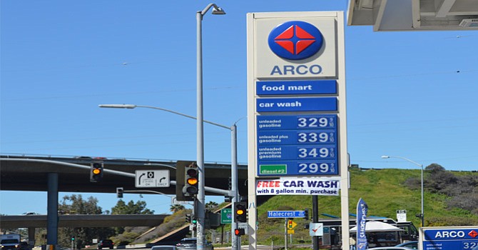 Inquieta aumentos al precio de la gasolina, aunque fuentes consideran que se debe “a escasez de oferta”