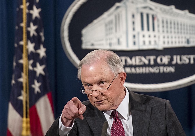 Sessions repite las amenazas de Trump de cortar fondos federales a las “ciudades santuario”