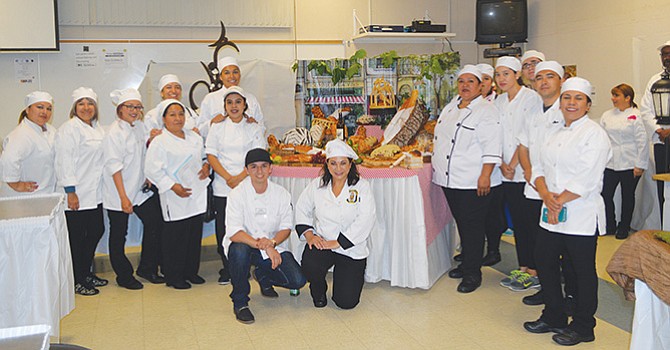 Enseñan secretos de la panadería y repostería, a alumnos de San Ysidro Adult School