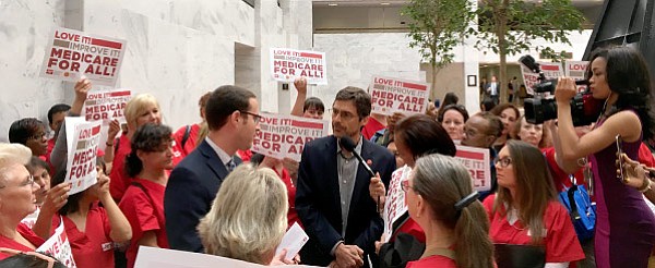 A rechazar Ley de Cuidado de la Salud (AHCA), llaman enfermeras a presidente del Comité de Finanzas del Senado