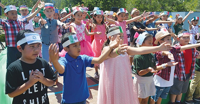 Festejan 5 de Mayo, padres de familia de Golden Hill Elementary School; aunque difieren sobre la celebración