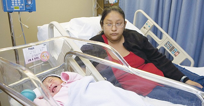 Disminuye índice de muerte súbita entre bebés hispanos, pese a disparidades