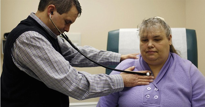 Alrededor de 14 millones de estadounidenses estarían sin seguro medico en 2018, estiman