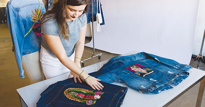 La Virgen de Guadalupe inspira moda en millennials latinas de Estados Unidos