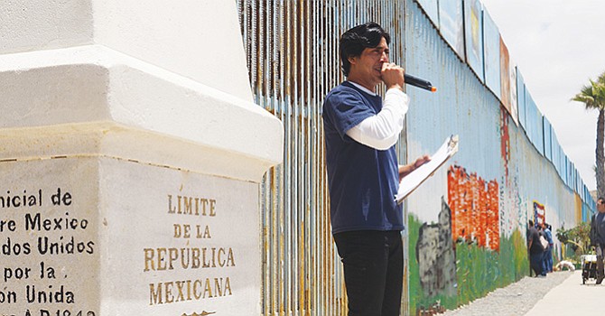 Cantó montado en La Bestia, de frontera a frontera
