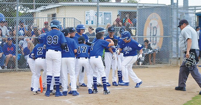 ¡Buen partido! de béisbol disputado entre las escuadras de Eastlake y Park View, en Imperial Beach