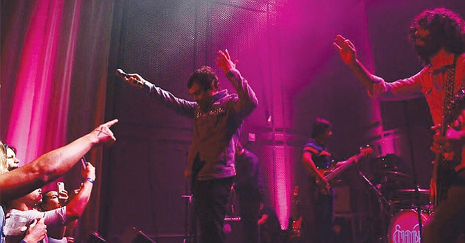 El público sorprende a Enjambre en concierto