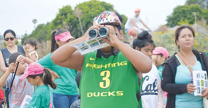 Realizan recorrido miembros de Girls Scout Troop para reconocer las aves de la región