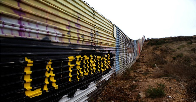 EU elige a cuatro empresas para construir un muro "sólido" con México
