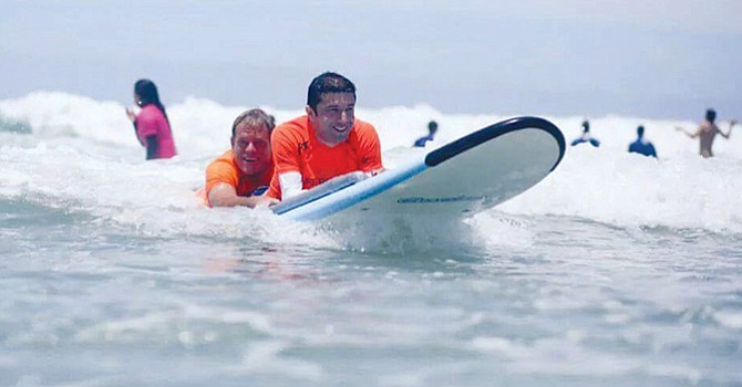 Vence la adversidad y ayuda a otros, practica el surfeo y sirve de ejemplo a personas minusválidas