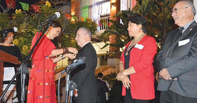 Entregan Premio Ohtli 2017 a Jan Béjar, fundador de la La Clínica de la Inmigración de la Universidad de San Diego