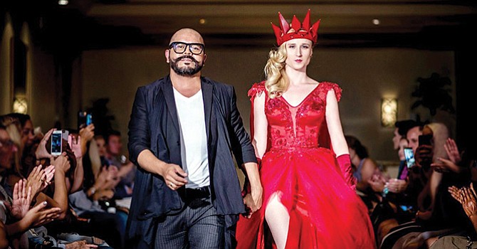 Piezas de arte cobran vida en la pasarela de Orange County Fashion Week