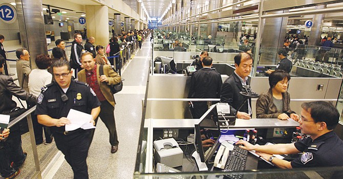 Revisarán redes sociales a visitantes, residentes legales e inmigrantes naturalizados