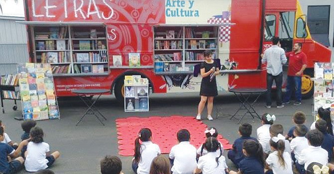 ‘Book Truck’ pasea por el condado brindando felicidad a los más pequeños