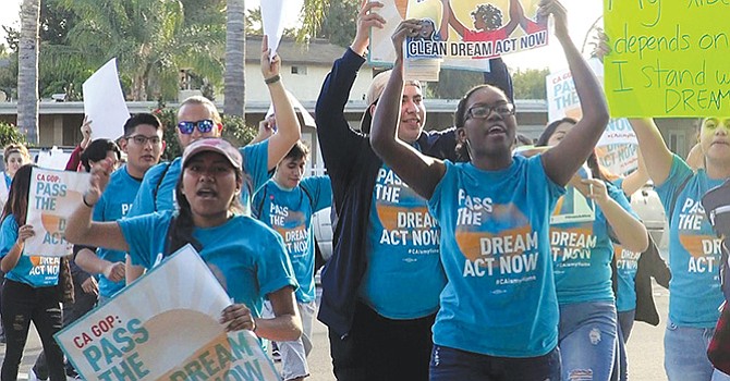 Contra reloj, los dreamers presionan a Darrell Issa por el Acta del Sueño