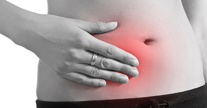 Cáncer de colon; algunos de los síntomas incluyen dolor estomacal e inflamación abdominal
