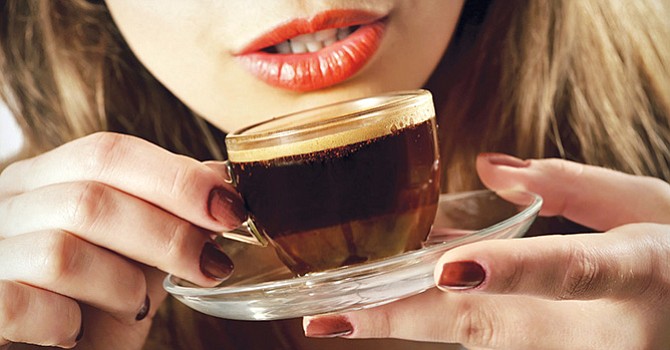 Café y cáncer; pide un juez alertar a los consumidores sobre riesgos para la salud
