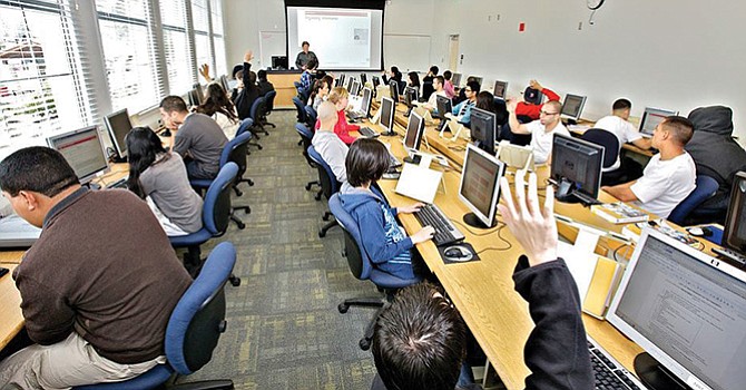 ¡Aplauden proyecto! de Universidad Comunitaria en Línea propuesto por el Gobernador Brown