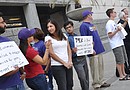 Líderes comunitarios y residentes de Houston denunciaron que los centros de detención administrados por particulares hacen un gran negocio con los indocumentados