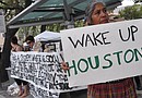 Cientos de personas se congregaron en Houston para protestar contra las corporaciones financieras.
