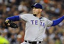 El lanzador Matt Harrison de los Rangers de Texas en acción ante los Tigres de Detroit, en el duelo por el título de la Liga Americana