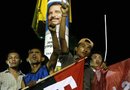 Simpatizantes del Frente Sandinista de Liberación Nacional (FSLN) con banderas del partido celebran en las calles de Managua la victoria del presidente de Nicaragua, Daniel Ortega, en las elecciones del domingo