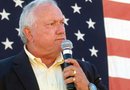 Los votantes de Arizona destituyeron de su cargo al controversial senador Russell Pearce, creador de la ley antiinmigrante SB 1070