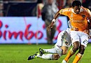 El hondureño Carlo Costly domnina el balón y deja atrás a David Beckham durante el partido final de la MLS jugado en California. El futuro de Costly en el cuadro naranja está en duda