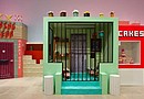 Los materiales primordiales de la exhibición son el papel y el cartón