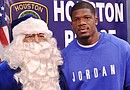 Andre Johnson (Der) y el Blue Santa pidieron a la comunidad apoyar la campaña de donación
