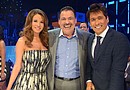 Julio Preciado posa junto a Ingrid Coronado y Rafael Araneda durante el penúltimo concierto de La Academia