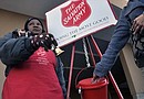 En unos 200 locales comerciales de Houston están apostados los representantes de SalvationArmy recolectando “ayuda" con sus canastas rojas