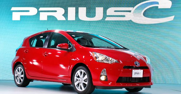 Prius “c”
Esta nueva versión del primer híbrido del mercado de Toyota es más pequeña, con un menor peso y una autonomía que alcanza las 53 millas por galón en ciudad (25 kilómetros por litro). Todo a un precio que rondará los 19,000 dólares, no muy por encima de competidores con motores de explosión como el Ford Fiesta o el Chevrolet Cruze
