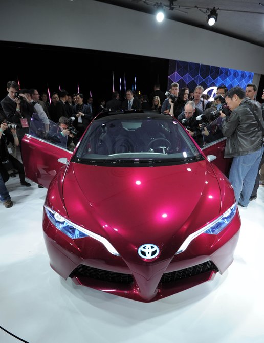 NS4 prototipo
Toyota presentó un híbrido “plug-in” o enchufable, que permitirá disfrutar del automóvil eléctrico con la asistencia en caso de emergencia de un motor de gasolina. Integra tecnologías que marcarán el futuro del automóvil, como el fin de los retrovisores y la llegada de un conjunto de cámaras para controlar el entorno del automóvil o pantallas táctiles que pondrán el fin a las agujas, los contadores y conectará al vehículo con la popular “nube” de internet