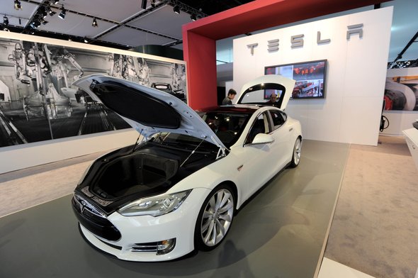 Model S
Es un sedán fabricado por Tesla, compañía californiana centrada sólo en el vehículo eléctrico. Se espera vender 20,000 unidades anuales y que en su versión más potente puede recorrer 300 millas con una sola carga