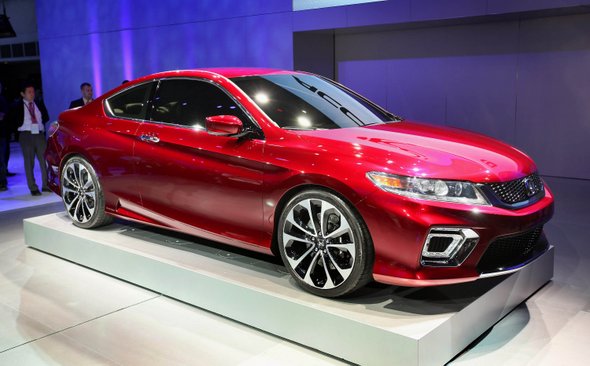 Accord 2013
Este modelo de Nissan estará disponible con tracción híbrida enchufable, la cual permitirá al conductor, por ejemplo, seleccionar solo el modo eléctrico en ciudad con un alcance de hasta 15 millas y regresar a casa para cargar el vehículo. La idea es integrar más cámaras y sensores, para eliminar los puntos ciegos o conocer la proximidad desde todos los lados del vehículo