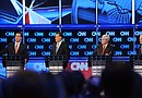 Los candidatos presidenciales republicanos Rick Santorum (i), Mitt Romney (2i), Newt Gingrich (2d) y Ron Paul (d) durante uno de los debates