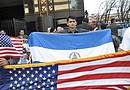 Un grupo de manifestantes vociferaron consignas hoy en favor de un status migratorio permanente frente en el centro de la ciudad de Houston