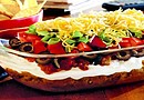 Cuando es tiempo de reunirse a disfrutar el juego del súper tazón, es importante tener los alimentos que durarán todo el partido desde saque inicial, sobre las entrevistas y comerciales hasta los comentarios del final