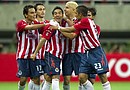 El cuadro de las Chivas celebra un gol frente al Internacional de Brasil en la Libertadores del año pasado. Para esta edición, el cuadro mexicano podría verse afectado con las convocatorias a la selección nacional