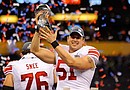 El jugador Zak DeOssie de los Giants de Nueva York celebra tras proclamarse campeones del XLVI Super Bowl